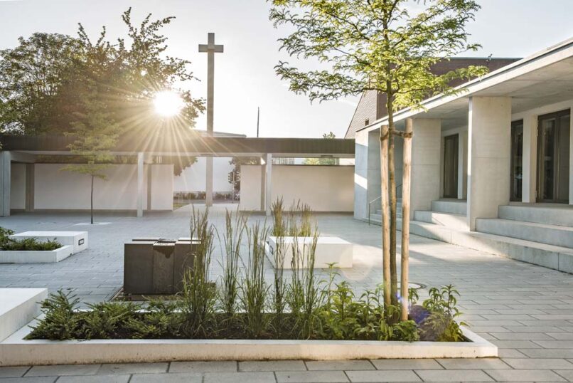 Welsch und Egger Landschaftsarchitekten Bauherr: Erzbischoefliches Ordinariat Muenchen Gemeinde Eching Projekt: Umbau Sanierung Pfarrheim Architekt: Steinberger