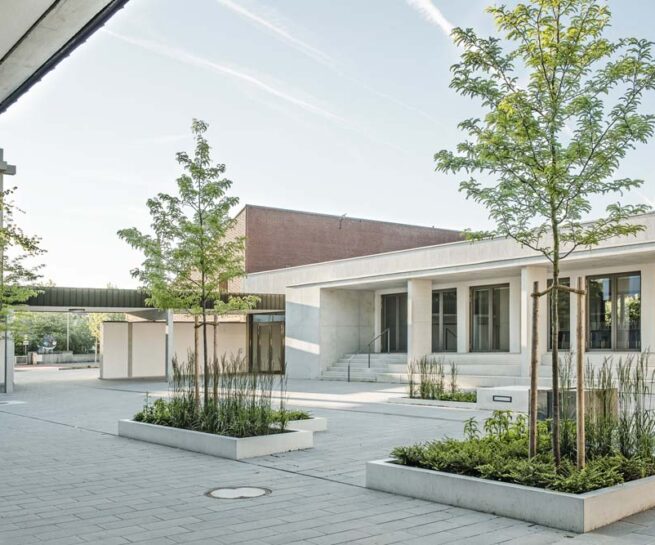 Welsch und Egger Landschaftsarchitekten Bauherr: Erzbischoefliches Ordinariat Muenchen Gemeinde Eching Projekt: Umbau Sanierung Pfarrheim Architekt: Steinberger