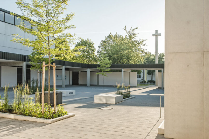 Welsch und Egger Landschaftsarchitekten Bauherr: Erzbischoefliches Ordinariat Muenchen Gemeinde Eching Projekt: Umbau Sanierung Pfarrheim Architekt: Steinberger