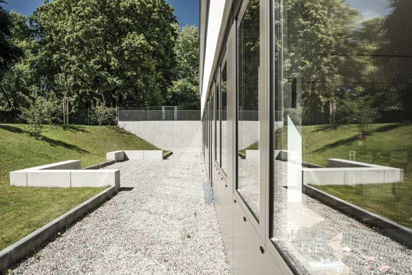 Welsch und Egger Landschaftsarchitekten Bauherr: Erzbischoefliches Ordinariat Muenchen Gemeinde Eching Projekt: Umbau Sanierung Pfarrheim Architekt: Steinberger