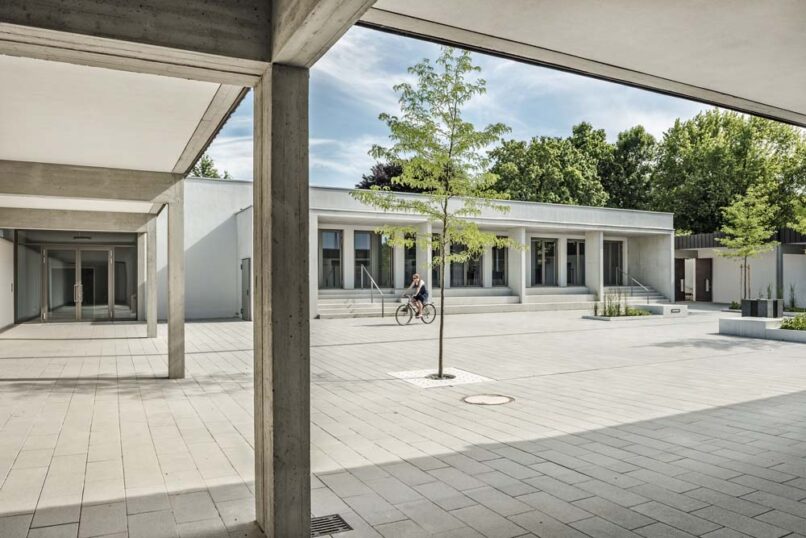 Welsch und Egger Landschaftsarchitekten Bauherr: Erzbischoefliches Ordinariat Muenchen Gemeinde Eching Projekt: Umbau Sanierung Pfarrheim Architekt: Steinberger