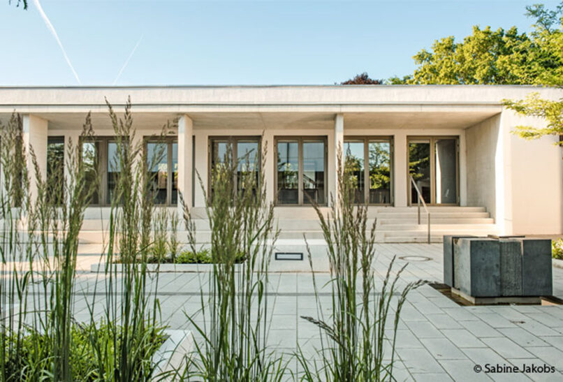 Welsch und Egger Landschaftsarchitekten Bauherr: Erzbischoefliches Ordinariat Muenchen Gemeinde Eching Projekt: Umbau Sanierung Pfarrheim Architekt: Steinberger