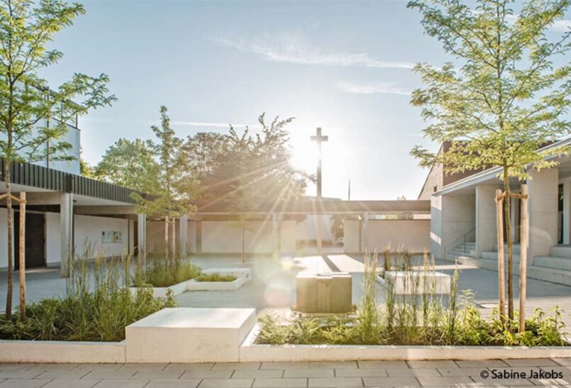 Welsch und Egger Landschaftsarchitekten Bauherr: Erzbischoefliches Ordinariat Muenchen Gemeinde Eching Projekt: Umbau Sanierung Pfarrheim Architekt: Steinberger