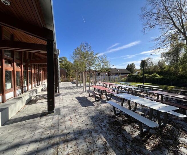 Welsch und Egger Landschaftsarchitekten Bauherr: Landeshauptstadt Muenchen - Referat fuer Bildung und Sport Projekt: Umnutzung eines Restaurants zu einer Schulmensa in der Mehrzweckhalle Georg-Zech-Allee – Freianlage