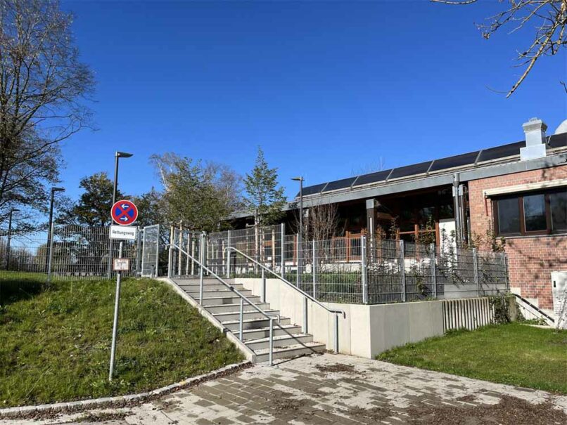 Welsch und Egger Landschaftsarchitekten Bauherr: Landeshauptstadt Muenchen - Referat fuer Bildung und Sport Projekt: Umnutzung eines Restaurants zu einer Schulmensa in der Mehrzweckhalle Georg-Zech-Allee – Freianlage