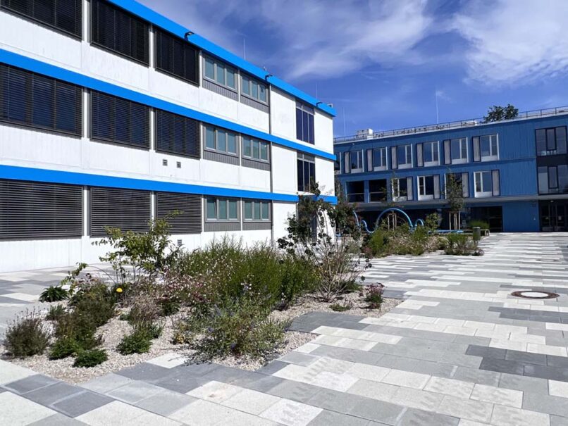 Welsch und Egger Landschaftsarchitekten Bauherr: Landeshauptstadt Muenchen - Referat fuer Bildung und Sport Projekt: Neubau eines Erweiterungsgebäudes und zweier mobilen Schulraumeinheit an der Grund- und Mittelschule Toni-Pfülf-Straße + Lassallestraße