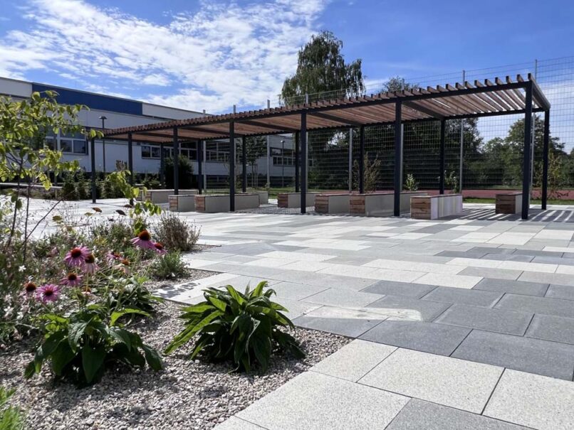 Welsch und Egger Landschaftsarchitekten Bauherr: Landeshauptstadt Muenchen - Referat fuer Bildung und Sport Projekt: Neubau eines Erweiterungsgebäudes und zweier mobilen Schulraumeinheit an der Grund- und Mittelschule Toni-Pfülf-Straße + Lassallestraße