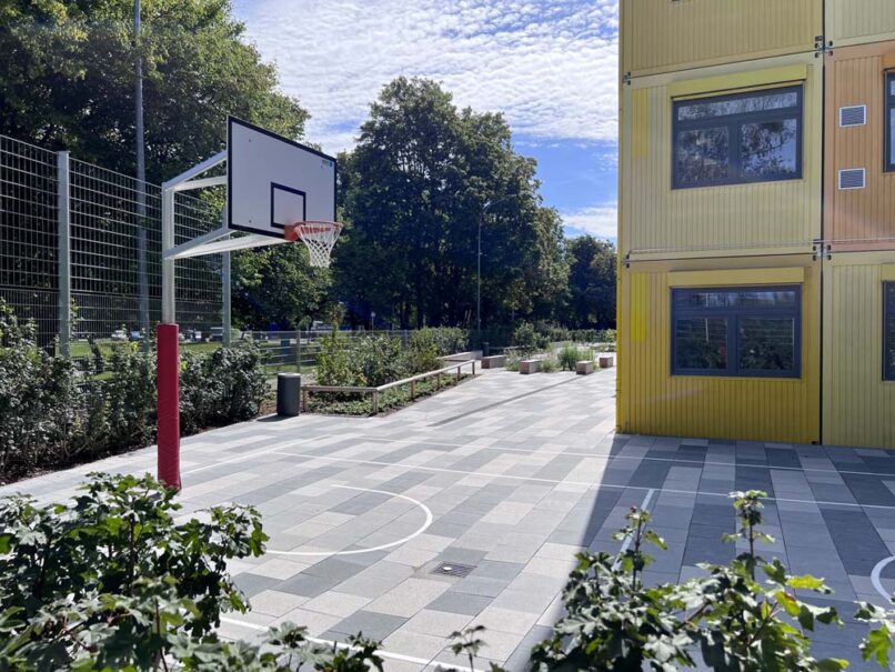 Welsch und Egger Landschaftsarchitekten Bauherr: Landeshauptstadt Muenchen - Referat fuer Bildung und Sport Projekt: Neubau eines Erweiterungsgebäudes und zweier mobilen Schulraumeinheit an der Grund- und Mittelschule Toni-Pfülf-Straße + Lassallestraße