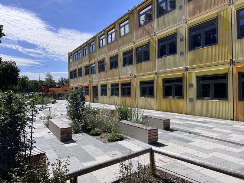 Welsch und Egger Landschaftsarchitekten Bauherr: Landeshauptstadt Muenchen - Referat fuer Bildung und Sport Projekt: Neubau eines Erweiterungsgebäudes und zweier mobilen Schulraumeinheit an der Grund- und Mittelschule Toni-Pfülf-Straße + Lassallestraße