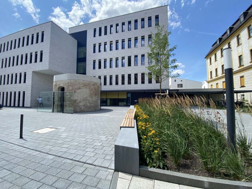 Welsch und Egger Landschaftsarchitekten Auftraggeber: Regens Wagner Dillingen Architekturbüro : Haindl + Kollegen Architekten Projekt: Neubau der Direktion in Dillingen an der Donau