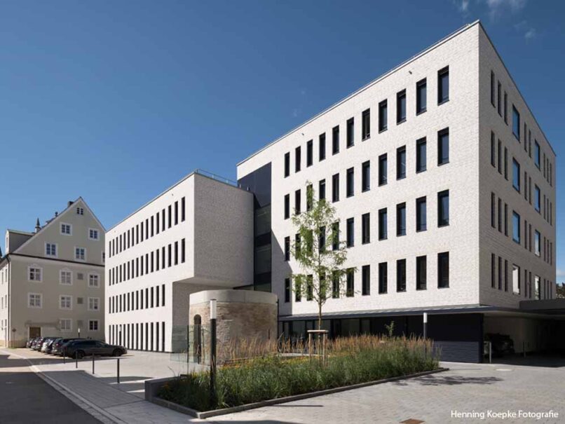 Welsch und Egger Landschaftsarchitekten Auftraggeber: Regens Wagner Dillingen Architekturbüro : Haindl + Kollegen Architekten Projekt: Neubau der Direktion in Dillingen an der Donau