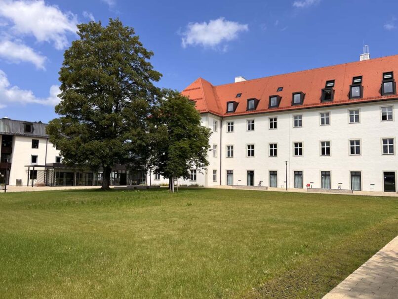 Welsch und Egger Landschaftsarchitekten Auftraggeber: Regens Wagner Erlkam Ausführungsort: Rottenbuch Projekt: Neugestaltung Innenhof