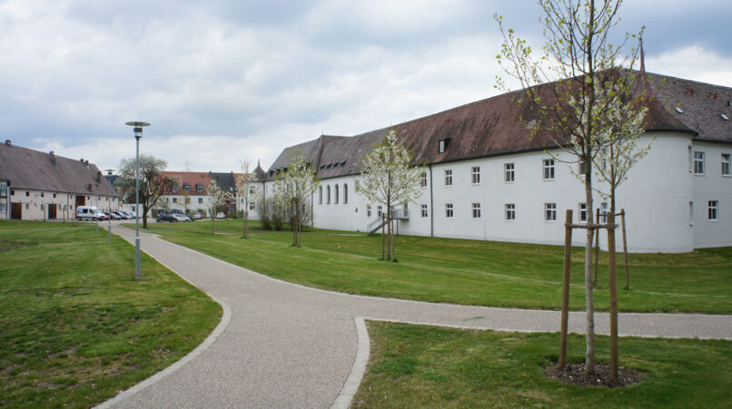 Welsch und Egger Landschaftsarchitekten Bauherr: Regens Wagner Stiftung Gloett Projekt: Umbau und Neugestaltung der Außenanlagen „Wohnen im Schloss“ Zur Begegnung mit und ohne Behinderung, Platz der Begegnung