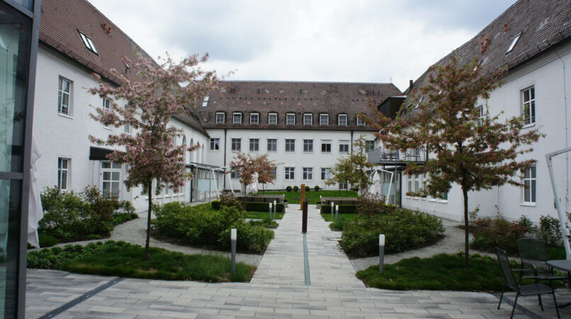 Welsch und Egger Landschaftsarchitekten Bauherr: Regens Wagner Stiftung Gloett Projekt: Umbau und Neugestaltung der Außenanlagen „Wohnen im Schloss“ Zur Begegnung mit und ohne Behinderung, Platz der Begegnung