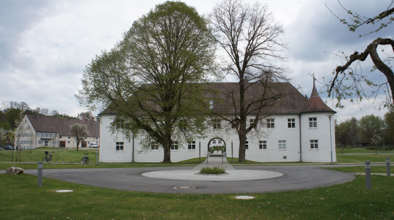Welsch und Egger Landschaftsarchitekten Bauherr: Regens Wagner Stiftung Gloett Projekt: Umbau und Neugestaltung der Außenanlagen „Wohnen im Schloss“ Zur Begegnung mit und ohne Behinderung, Platz der Begegnung