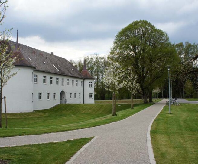 Welsch und Egger Landschaftsarchitekten Bauherr: Regens Wagner Stiftung Gloett Projekt: Umbau und Neugestaltung der Außenanlagen „Wohnen im Schloss“ Zur Begegnung mit und ohne Behinderung, Platz der Begegnung