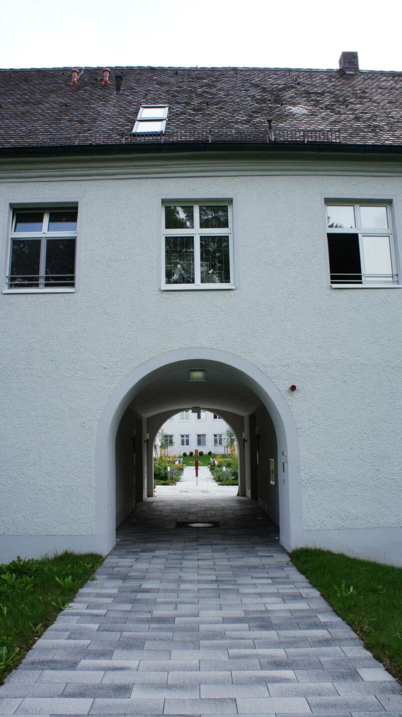 Welsch und Egger Landschaftsarchitekten Bauherr: Regens Wagner Stiftung Gloett Projekt: Umbau und Neugestaltung der Außenanlagen „Wohnen im Schloss“ Zur Begegnung mit und ohne Behinderung, Platz der Begegnung
