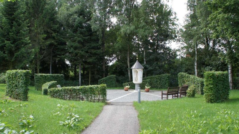 Welsch und Egger Landschaftsarchitekten Bauherr: Regens Wagner Stiftung Gloett Projekt: Umbau und Neugestaltung der Außenanlagen „Wohnen im Schloss“ Zur Begegnung mit und ohne Behinderung, Platz der Begegnung