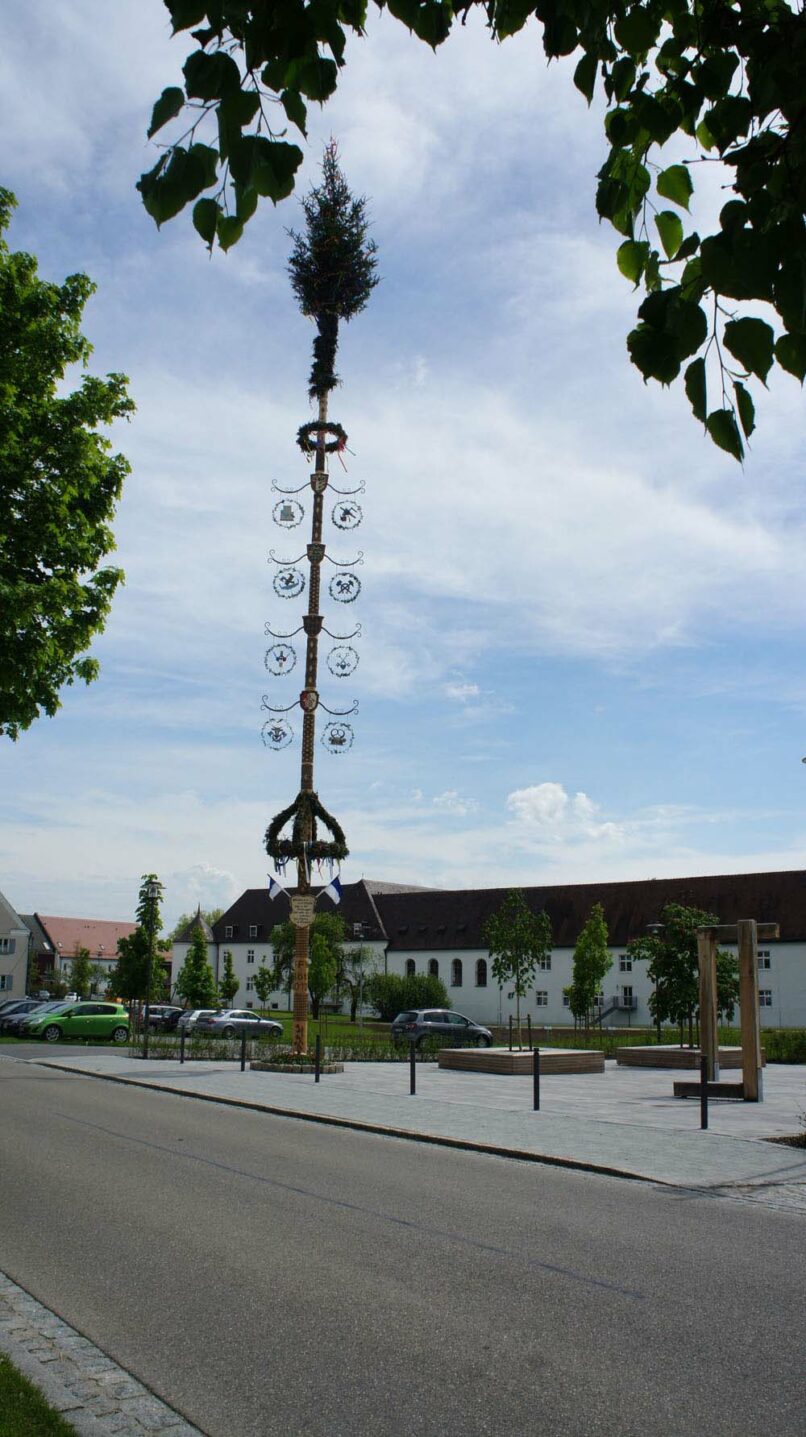 Welsch und Egger Landschaftsarchitekten Bauherr: Regens Wagner Stiftung Gloett Projekt: Umbau und Neugestaltung der Außenanlagen „Wohnen im Schloss“ Zur Begegnung mit und ohne Behinderung, Platz der Begegnung