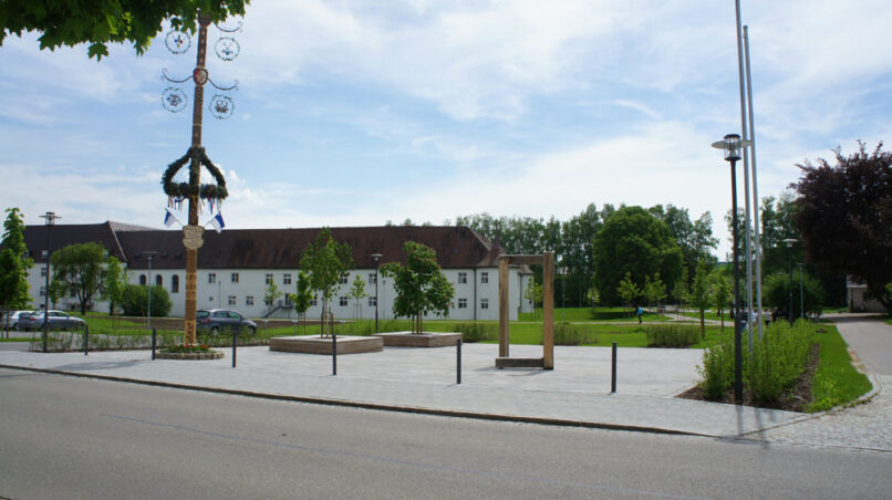 Welsch und Egger Landschaftsarchitekten Bauherr: Regens Wagner Stiftung Gloett Projekt: Umbau und Neugestaltung der Außenanlagen „Wohnen im Schloss“ Zur Begegnung mit und ohne Behinderung, Platz der Begegnung