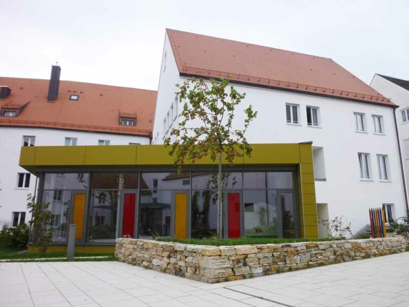 Welsch und Egger Landschaftsarchitekten Bauherr: Regens Wagner Hohenwart Projekt: Umbau und Erweiterung der Regens-Wagner-Schule Hohenwart Privates Förderzentrum, Förderschwerpunkt Hören und weitere Förderungen Neubau Tiefgeschoss, Haupteingang Zentralgebäude, Gestaltung Innenhof