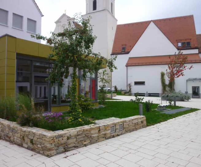 Welsch und Egger Landschaftsarchitekten Bauherr: Regens Wagner Hohenwart Projekt: Umbau und Erweiterung der Regens-Wagner-Schule Hohenwart Privates Förderzentrum, Förderschwerpunkt Hören und weitere Förderungen Neubau Tiefgeschoss, Haupteingang Zentralgebäude, Gestaltung Innenhof