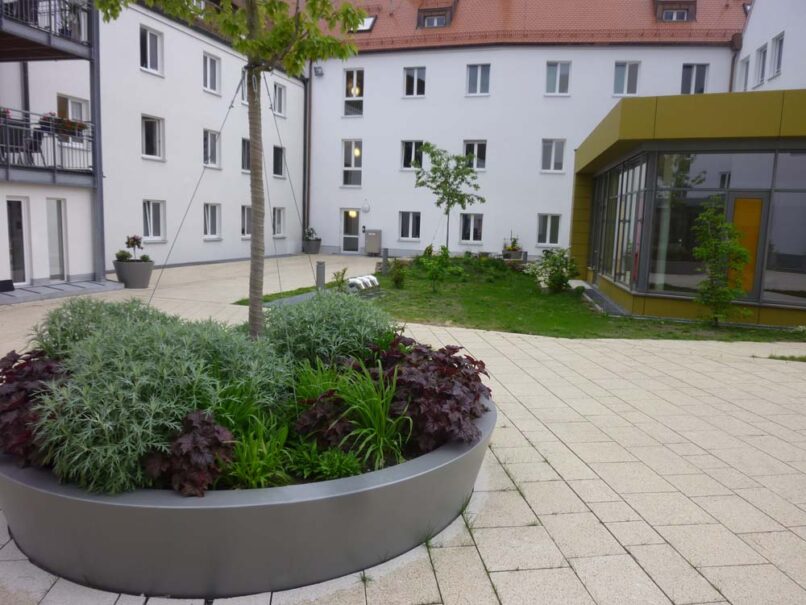 Welsch und Egger Landschaftsarchitekten Bauherr: Regens Wagner Hohenwart Projekt: Umbau und Erweiterung der Regens-Wagner-Schule Hohenwart Privates Förderzentrum, Förderschwerpunkt Hören und weitere Förderungen Neubau Tiefgeschoss, Haupteingang Zentralgebäude, Gestaltung Innenhof