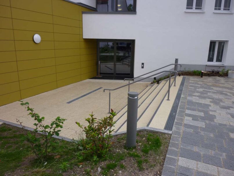 Welsch und Egger Landschaftsarchitekten Bauherr: Regens Wagner Hohenwart Projekt: Umbau und Erweiterung der Regens-Wagner-Schule Hohenwart Privates Förderzentrum, Förderschwerpunkt Hören und weitere Förderungen Neubau Tiefgeschoss, Haupteingang Zentralgebäude, Gestaltung Innenhof