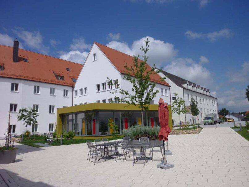 Welsch und Egger Landschaftsarchitekten Bauherr: Regens Wagner Hohenwart Projekt: Umbau und Erweiterung der Regens-Wagner-Schule Hohenwart Privates Förderzentrum, Förderschwerpunkt Hören und weitere Förderungen Neubau Tiefgeschoss, Haupteingang Zentralgebäude, Gestaltung Innenhof