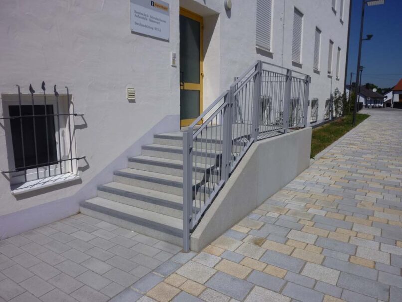 Welsch und Egger Landschaftsarchitekten Bauherr: Regens Wagner Hohenwart Projekt: Umbau und Erweiterung der Regens-Wagner-Schule Hohenwart Privates Förderzentrum, Förderschwerpunkt Hören und weitere Förderungen Neubau Tiefgeschoss, Haupteingang Zentralgebäude, Gestaltung Innenhof