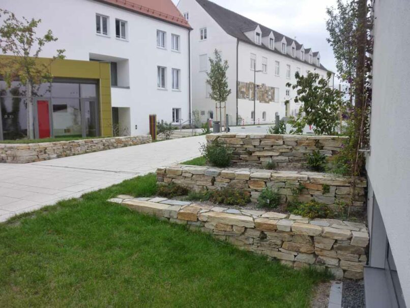 Welsch und Egger Landschaftsarchitekten Bauherr: Regens Wagner Hohenwart Projekt: Umbau und Erweiterung der Regens-Wagner-Schule Hohenwart Privates Förderzentrum, Förderschwerpunkt Hören und weitere Förderungen Neubau Tiefgeschoss, Haupteingang Zentralgebäude, Gestaltung Innenhof