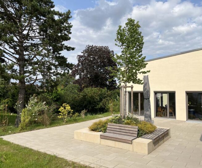 Welsch und Egger Landschaftsarchitekten Auftraggeber: Regens Wagner Holnstein Ausführungsort: Parsberg Architekturbüro : Haindl + Kollegen Architekten Projekt: Neubau Wohnheim für Menschen mit Behinderung