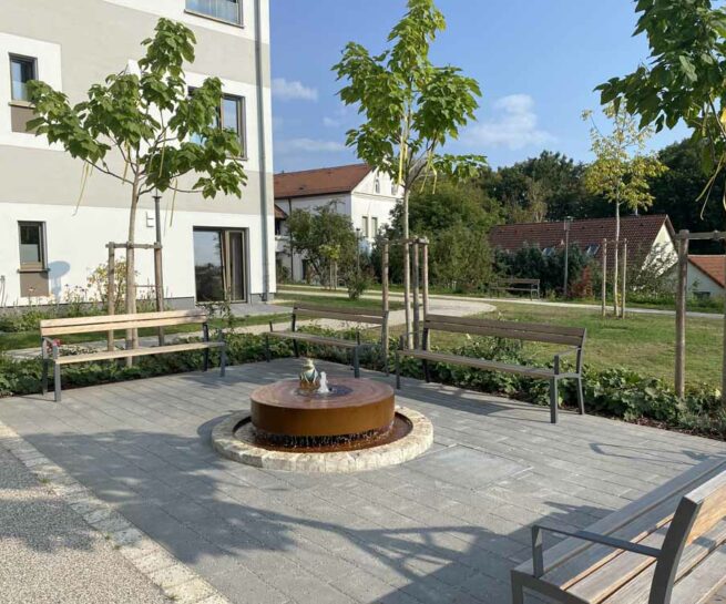 Welsch und Egger Landschaftsarchitekten Auftraggeber: Regens Wagner Lauterhofen Architekturbüro : Haindl + Kollegen Architekten Projekt: Neubau eines Pflegewohnheimes für 24 Schwestern und 12 Menschen mit Behinderung