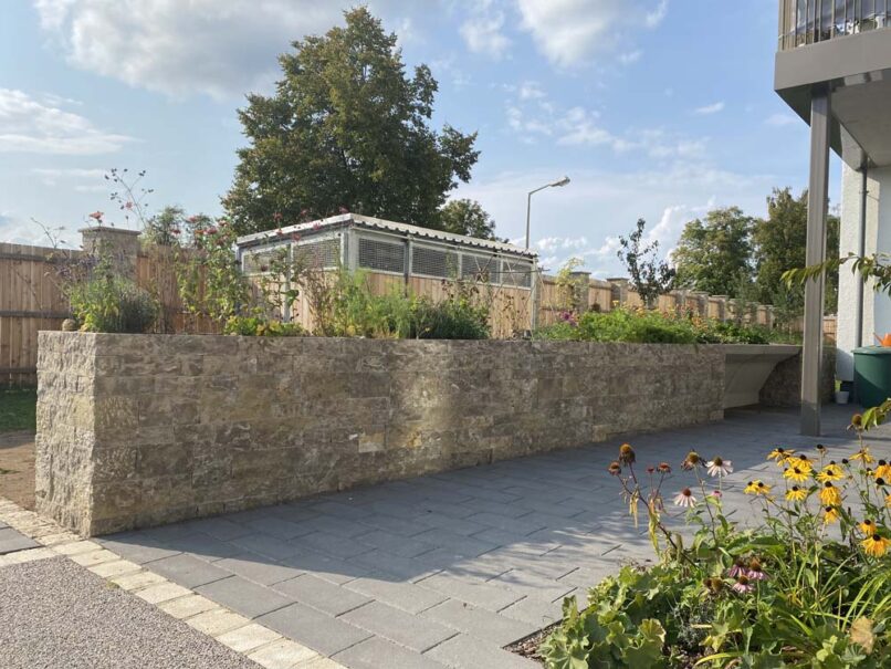Welsch und Egger Landschaftsarchitekten Auftraggeber: Regens Wagner Lauterhofen Architekturbüro : Haindl + Kollegen Architekten Projekt: Neubau eines Pflegewohnheimes für 24 Schwestern und 12 Menschen mit Behinderung