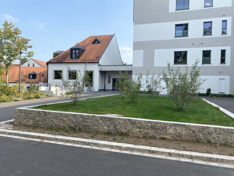 Welsch und Egger Landschaftsarchitekten Auftraggeber: Regens Wagner Lauterhofen Architekturbüro : Haindl + Kollegen Architekten Projekt: Neubau eines Pflegewohnheimes für 24 Schwestern und 12 Menschen mit Behinderung