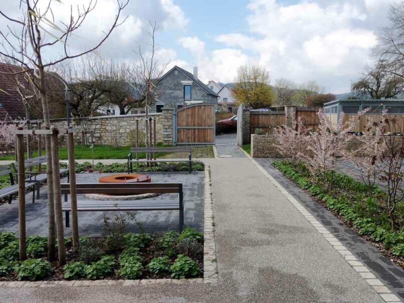 Welsch und Egger Landschaftsarchitekten Auftraggeber: Regens Wagner Lauterhofen Architekturbüro : Haindl + Kollegen Architekten Projekt: Neubau eines Pflegewohnheimes für 24 Schwestern und 12 Menschen mit Behinderung