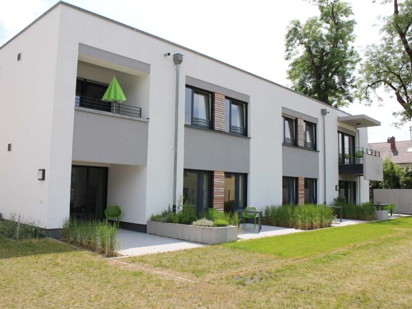 Welsch und Egger Landschaftsarchitekten Auftraggeber: Regens Wagner Lautrach Ausführungsort: Memmingen Architektenteam: Haindl und Kollegen Architekten Projekt: Neubau eines Wohnpflegeheims Fotoinhalt: Gebäude, Einzelterrassen, Hochbeete