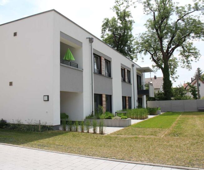 Welsch und Egger Landschaftsarchitekten Auftraggeber: Regens Wagner Lautrach Ausführungsort: Memmingen Architektenteam: Haindl und Kollegen Architekten Projekt: Neubau eines Wohnpflegeheims Fotoinhalt: Einzelterrassen