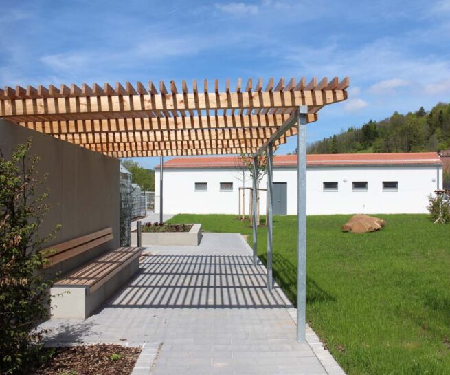 Welsch und Egger Landschaftsarchitekten Auftraggeber: Regens Wagner Michelfeld Ausführungsort: Koenigstein Architektenteam: em.Architekten GmbH Projekt: Neubau Wohnheim und Foerderstaette für Menschen mit Behinderung