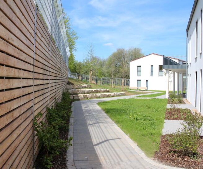 Welsch und Egger Landschaftsarchitekten Auftraggeber: Regens Wagner Michelfeld Ausführungsort: Koenigstein Architektenteam: em.Architekten GmbH Projekt: Neubau Wohnheim und Foerderstaette für Menschen mit Behinderung