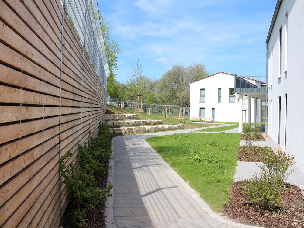 Welsch und Egger Landschaftsarchitekten Auftraggeber: Regens Wagner Michelfeld Ausführungsort: Koenigstein Architektenteam: em.Architekten GmbH Projekt: Neubau Wohnheim und Foerderstaette für Menschen mit Behinderung