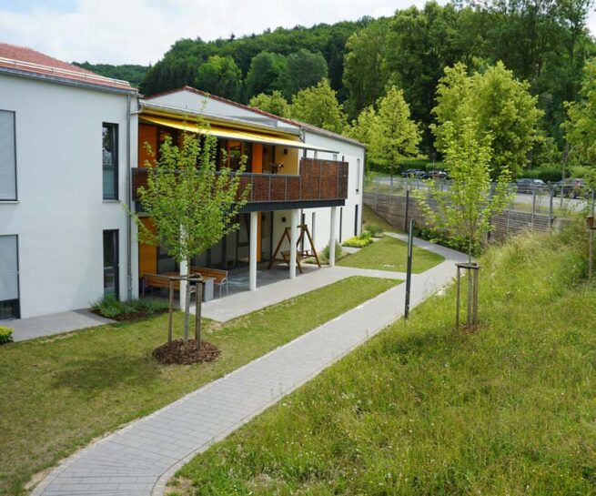 Welsch und Egger Landschaftsarchitekten Auftraggeber: Regens Wagner Michelfeld Ausführungsort: Koenigstein Architektenteam: em.Architekten GmbH Projekt: Neubau Wohnheim und Foerderstaette für Menschen mit Behinderung