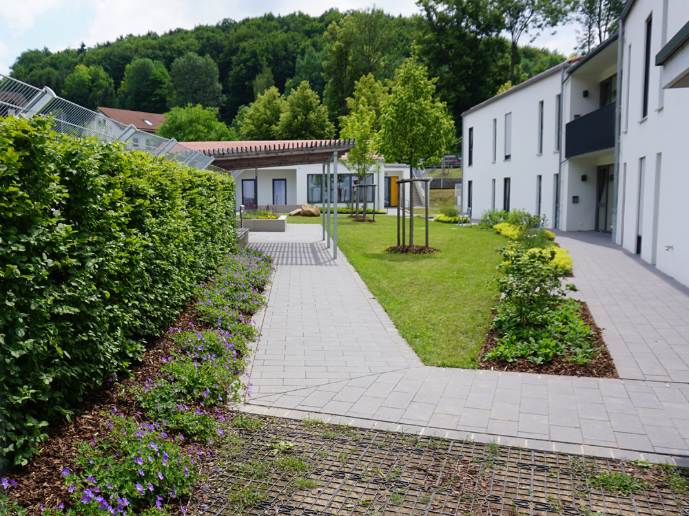 Welsch und Egger Landschaftsarchitekten Auftraggeber: Regens Wagner Michelfeld Ausführungsort: Koenigstein Architektenteam: em.Architekten GmbH Projekt: Neubau Wohnheim und Foerderstaette für Menschen mit Behinderung