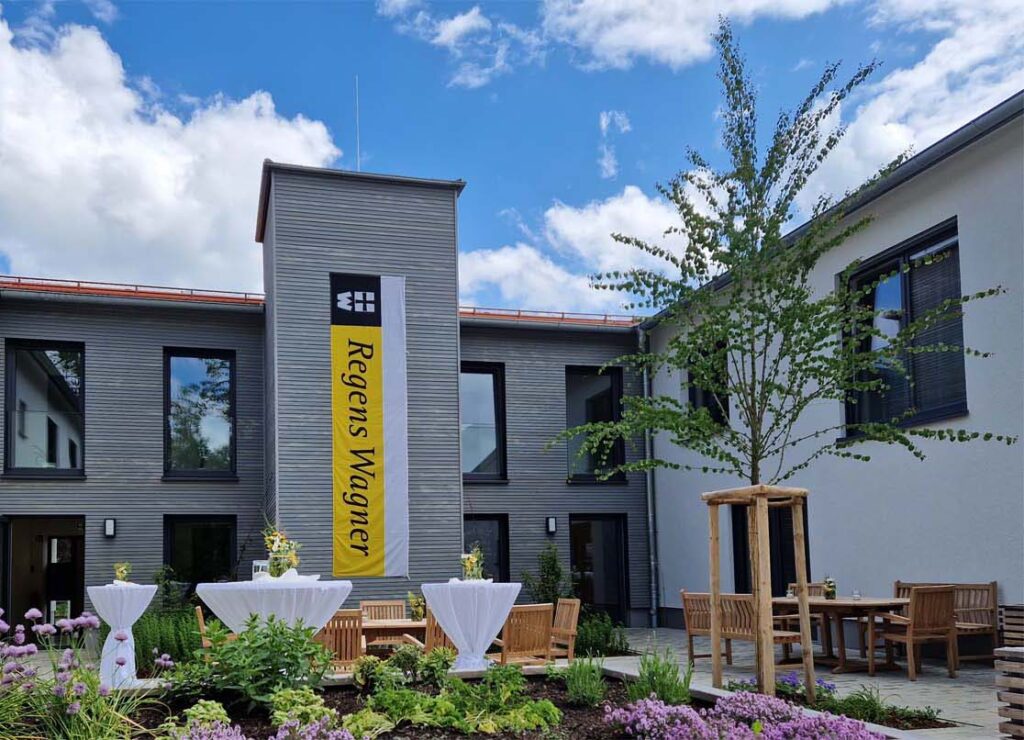 Segnung Wohnheim Landsberg am Lech Welsch und Egger Landschaftsarchitekten Auftraggeber: Regens Wagner Holzhausen Ausführungsort: Landsberg am Lech Architekturbüro : Haindl + Kollegen Architekten Projekt: Neubau eines Wohnheimes mit 19 Plätzen für Menschen mit Behinderung