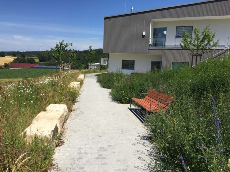 Welsch und Egger Landschaftsarchitekten Auftraggeber: Regens Wagner Hohenwart Ausführungsort: Pfaffenhofen an der Ilm Architekturbüro : Haindl + Kollegen Architekten Projekt: Neubau einer Werkstätte für Menschen mit Behinderung (WfbM) mit 72 Plätzen und einer Förderstätte mit 36 Plätzen