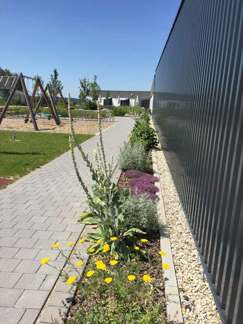 Welsch und Egger Landschaftsarchitekten Auftraggeber: Regens Wagner Hohenwart Ausführungsort: Pfaffenhofen an der Ilm Architekturbüro : Haindl + Kollegen Architekten Projekt: Neubau einer Werkstätte für Menschen mit Behinderung (WfbM) mit 72 Plätzen und einer Förderstätte mit 36 Plätzen