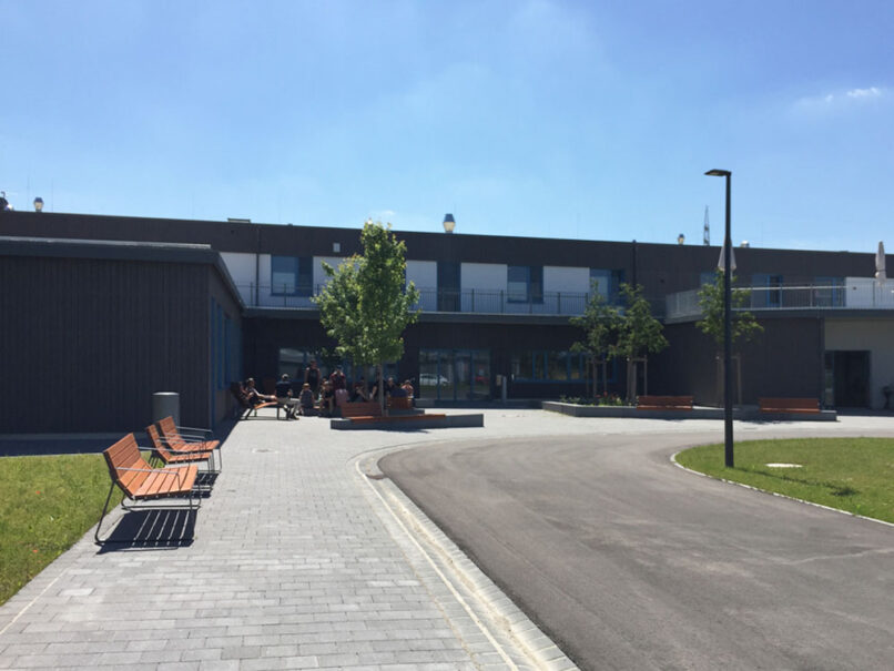 Welsch und Egger Landschaftsarchitekten Auftraggeber: Regens Wagner Hohenwart Ausführungsort: Pfaffenhofen an der Ilm Architekturbüro : Haindl + Kollegen Architekten Projekt: Neubau einer Werkstätte für Menschen mit Behinderung (WfbM) mit 72 Plätzen und einer Förderstätte mit 36 Plätzen