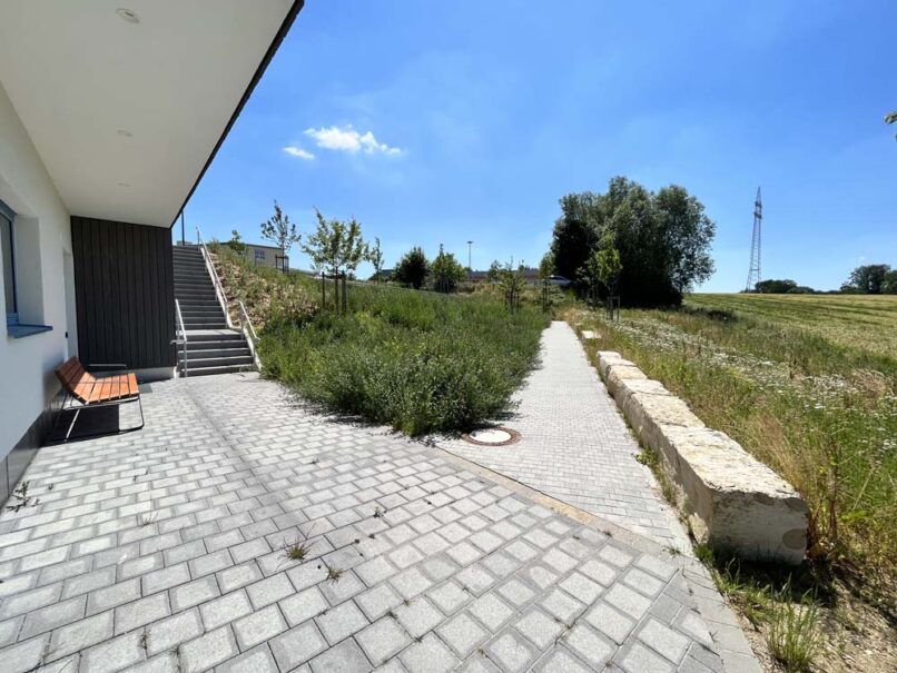 Welsch und Egger Landschaftsarchitekten Auftraggeber: Regens Wagner Hohenwart Ausführungsort: Pfaffenhofen an der Ilm Architekturbüro : Haindl + Kollegen Architekten Projekt: Neubau einer Werkstätte für Menschen mit Behinderung (WfbM) mit 72 Plätzen und einer Förderstätte mit 36 Plätzen