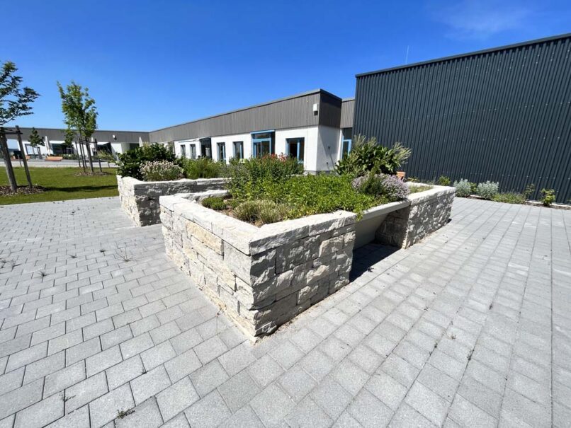 Welsch und Egger Landschaftsarchitekten Auftraggeber: Regens Wagner Hohenwart Ausführungsort: Pfaffenhofen an der Ilm Architekturbüro : Haindl + Kollegen Architekten Projekt: Neubau einer Werkstätte für Menschen mit Behinderung (WfbM) mit 72 Plätzen und einer Förderstätte mit 36 Plätzen