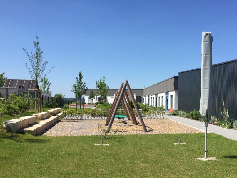 Welsch und Egger Landschaftsarchitekten Auftraggeber: Regens Wagner Hohenwart Ausführungsort: Pfaffenhofen an der Ilm Architekturbüro : Haindl + Kollegen Architekten Projekt: Neubau einer Werkstätte für Menschen mit Behinderung (WfbM) mit 72 Plätzen und einer Förderstätte mit 36 Plätzen